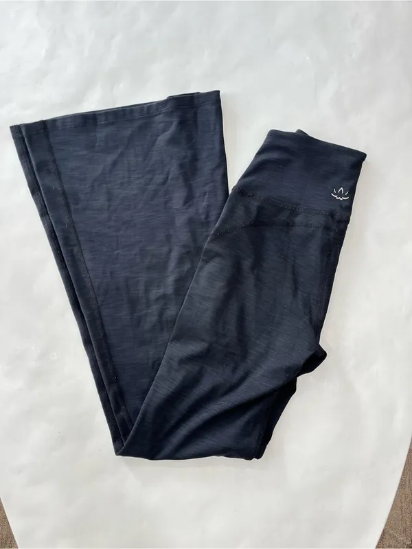 Beyond Yoga Heather Rib All Day Flare Pants Pockets Dark Gray Small - Image 3