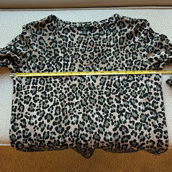 NWOT Jules & Leopold tan with green & black leopard spots the neck top - Image 8