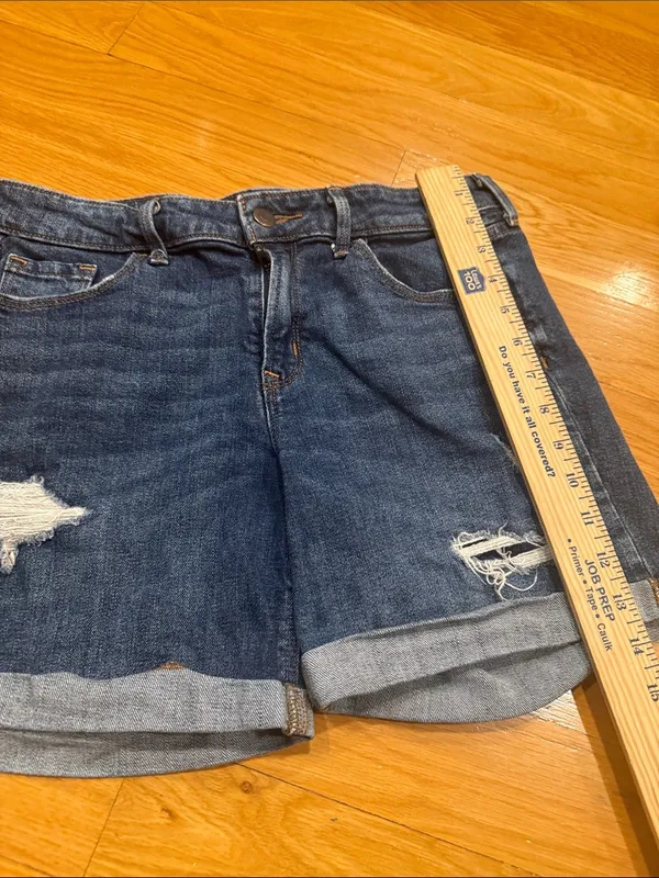 Old navy women’s distressed jeans shorts size 4 . - Image 3