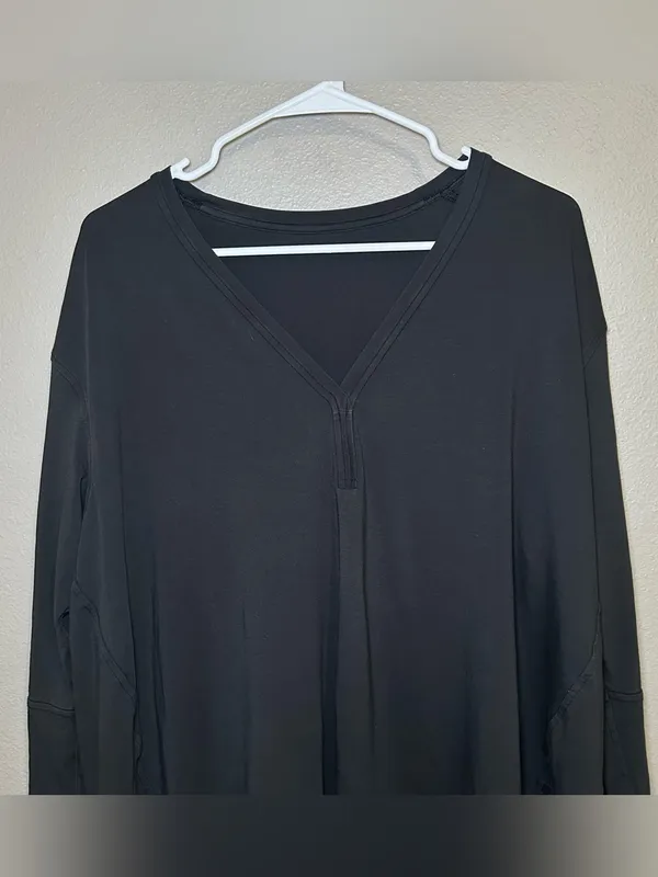 Lululemon Back In Action Black Long Sleeve V Neck Activewear Shirt Womens Size 8 - Image 4