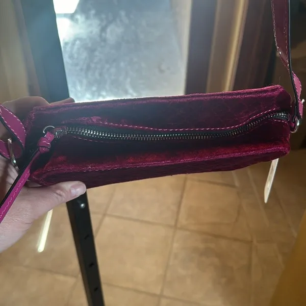NWT Charming Charlie Fuchsia Velvet Quilted Crossbody Bag Metallic Pink Purse - Image 9