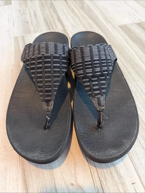 FitFlop Flip Flops Black Size 8.5 - Image 2