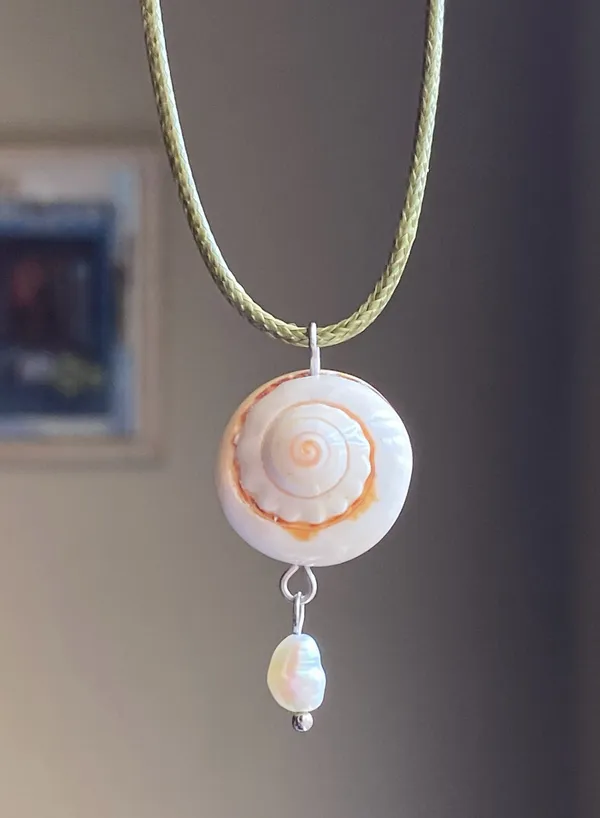 Handmade natural shell & freshwater pearl necklace🐚🪼 - Image 2
