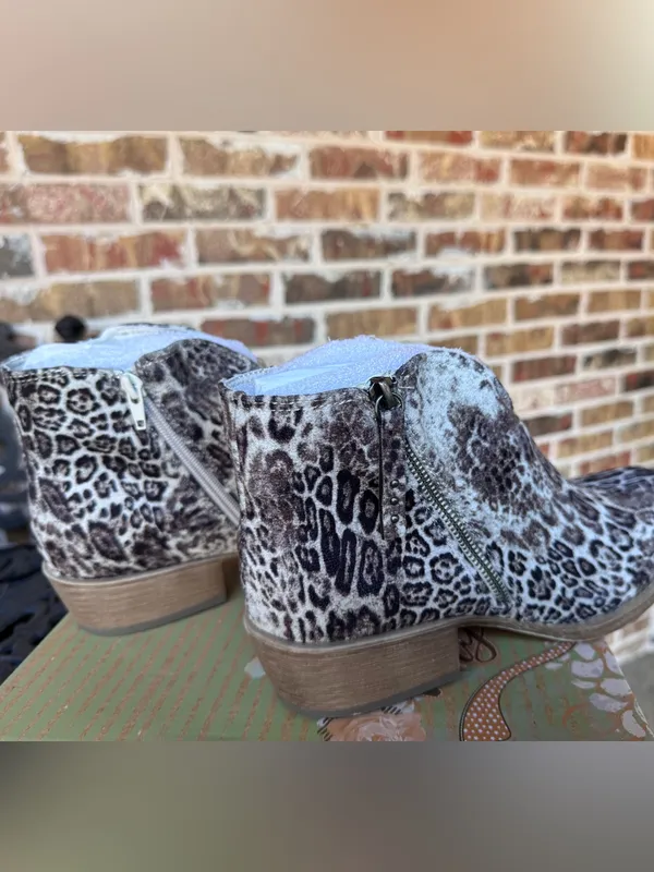 Very G Divine Leopard Print Ankle Booties Off-White/Black Women’s Size 9.5 NIB - Image 6