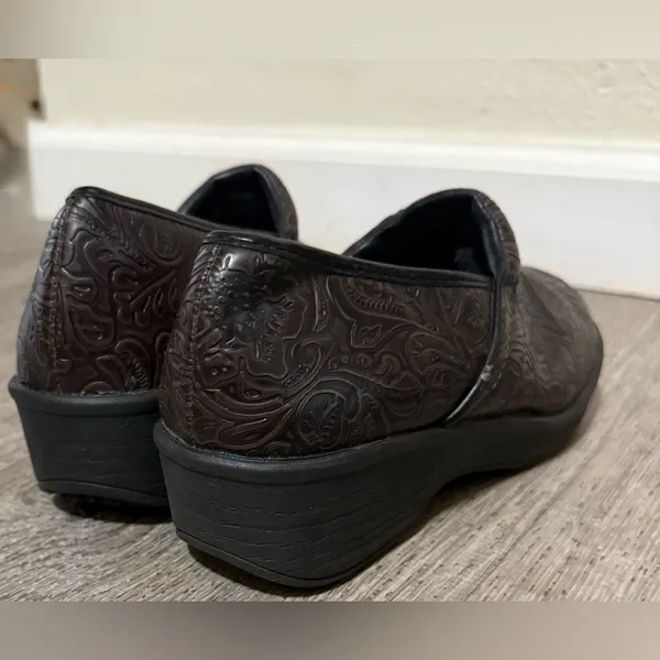 SafeT Step Slip Resistant Work Clogs | Embossed Brown Slip-On Shoes | Sz 5.5 - Image 5