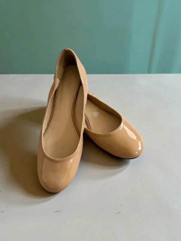 VERA WANG Nude Beige Patent Leather Ballerina Ballet Flats Size 8.5 - Image 2
