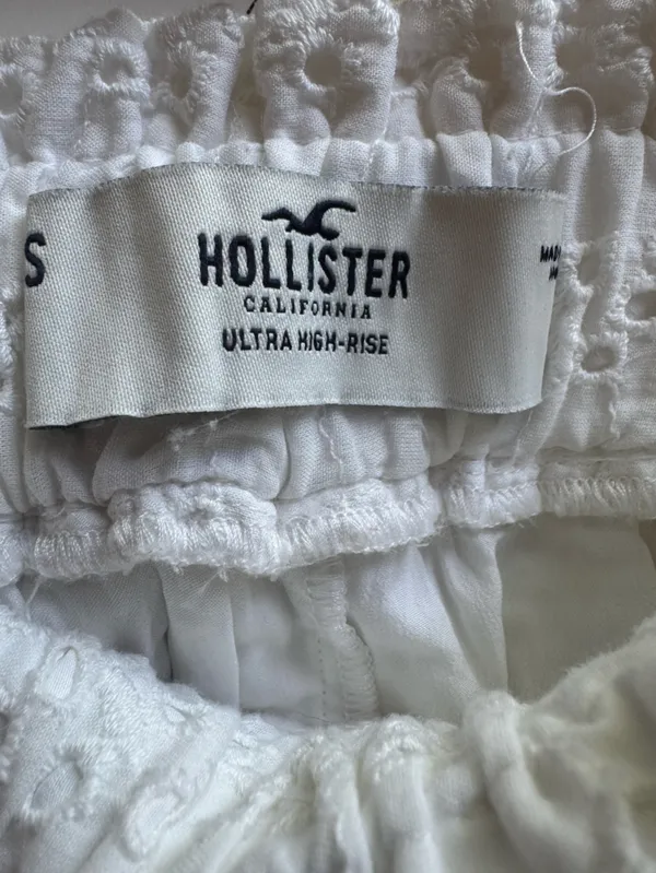 Hollister White Eyelet Ruffle Ultra High-Rise Elastic Waist Shorts size small - Image 3