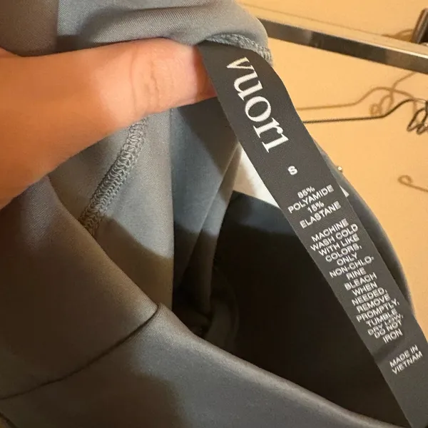 Vuori Evolve Leggings in Sage Green - Image 3