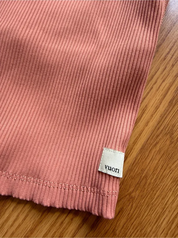 Vuori Ribbed Crop Tank Size Small - Image 5