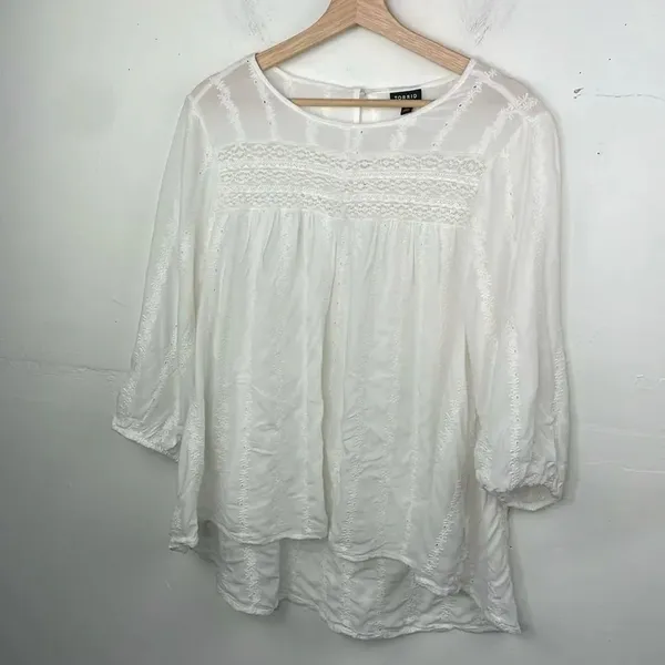 Torrid White Eyelet & Lace Embroidered Hi-Lo Blouse size 1X - Image 3