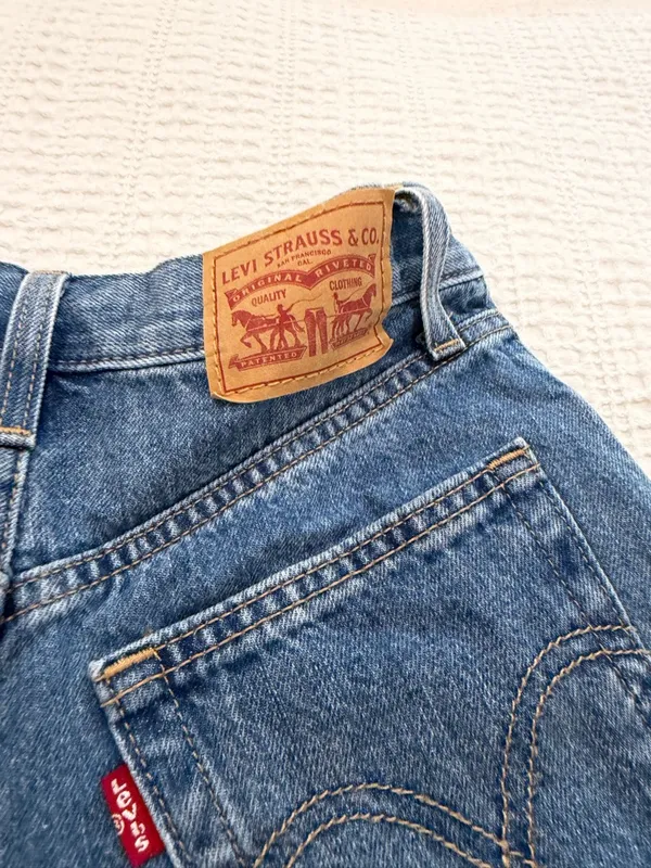 Levi’s high waisted mom shorts medium wash size 24 - Image 3