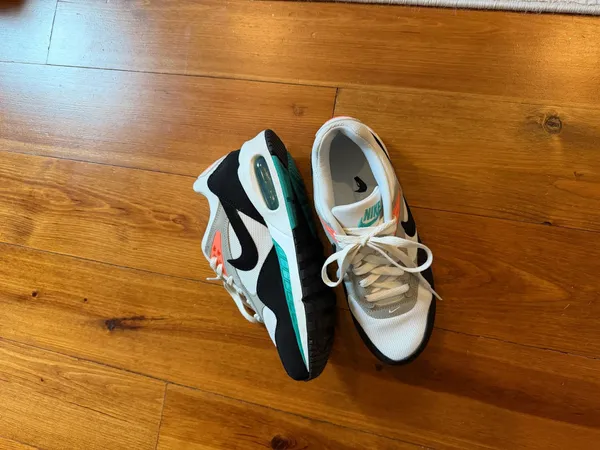 Nike tennis shoes - Image 2