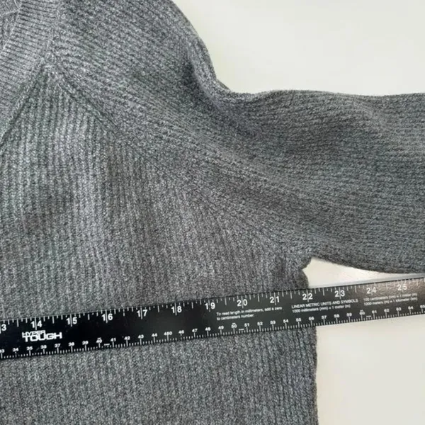 Old Navy NWT Gray V-Neck Knit Long‎ Sleeve Sweater Top Size Medium - Image 7