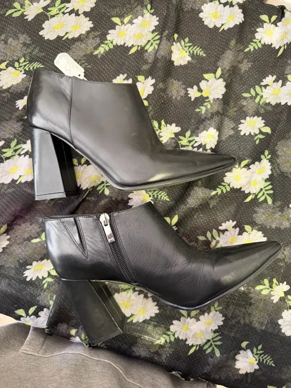 Marc Fisher Women’s Black Pointed Toe Ankle Booties with Side Zip. Size: 8M - Image 5