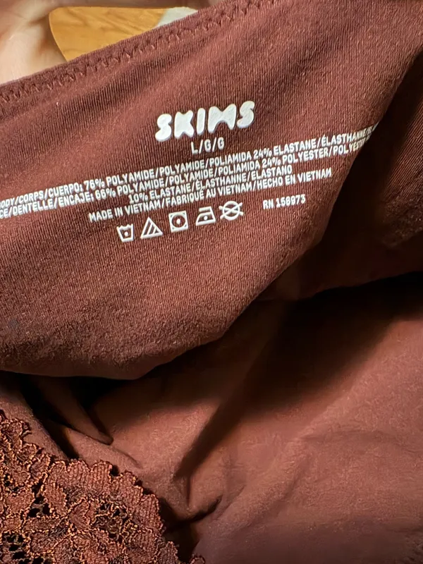Skims fits everybody lace triangle cami Color oxblood - Image 3