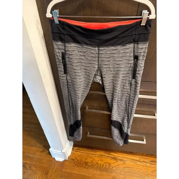 Lululemon‎ women's 12 scuba white shorts and black leggings - Image 5