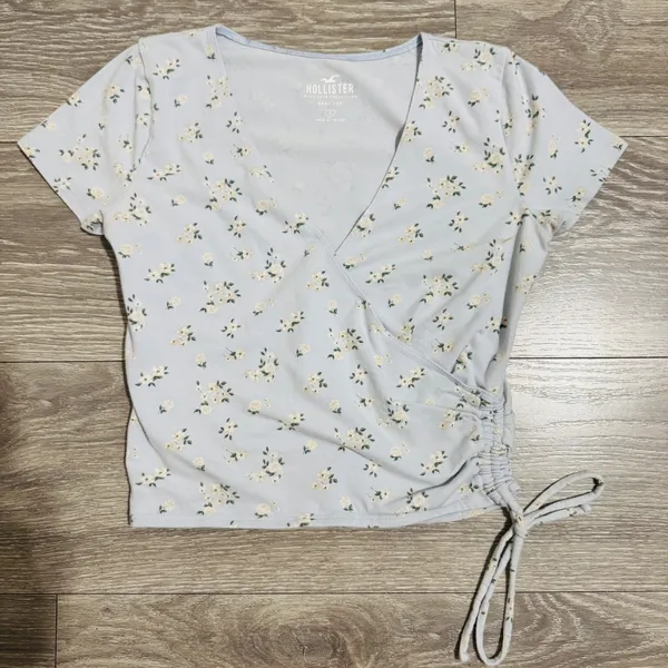 Hollister Light Blue Floral Baby Tee Small Wrap Side‎ Tie V-Neck Short Sleeve - Image 5