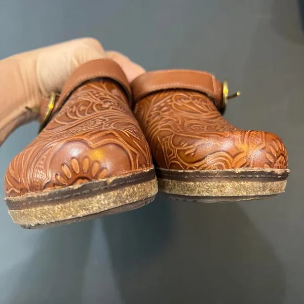 Brioso Robson Clogs Women 7M Brown Great Embossed Leather Floral Mules - Image 5
