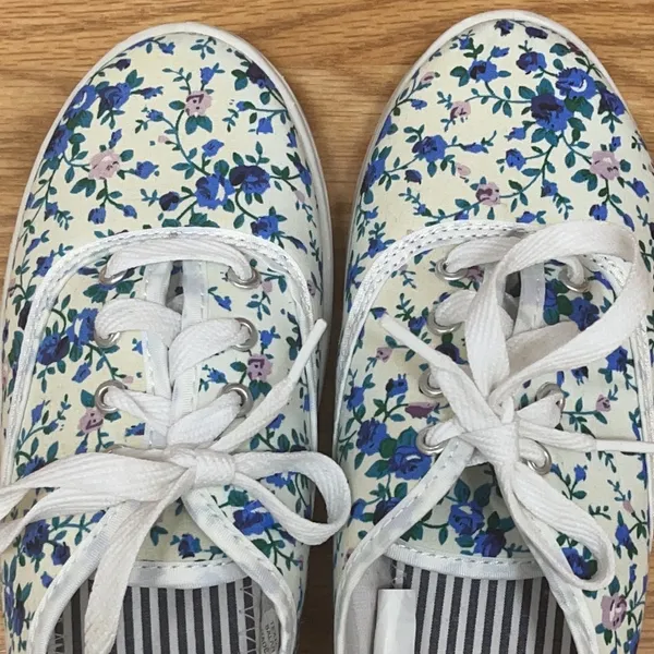 🦋4/$25 Floral Shoes Size 8 Medium - Image 4