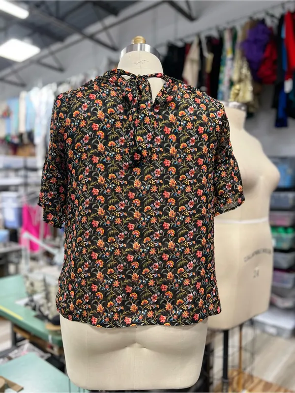 Women's LOFT Black Floral Print Flutter Sleeve Blouse L - Image 6