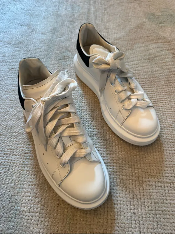 Alexander McQueen Leather Low-Top Sneakers White and Black - Image 3