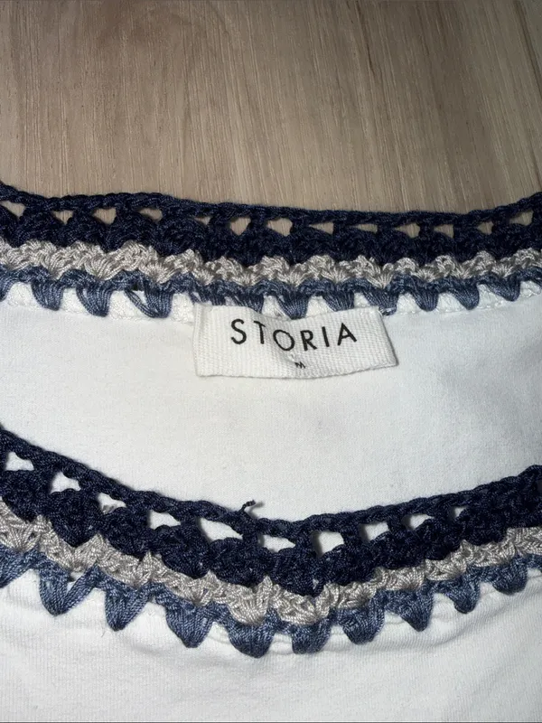 Storia white crochet trim tassel sleeveless top size medium - Image 3