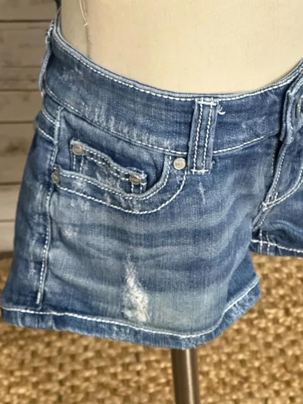 BKE Sabrina medium wash distressed low-rise stretch denim shorts Size 26 - Image 4