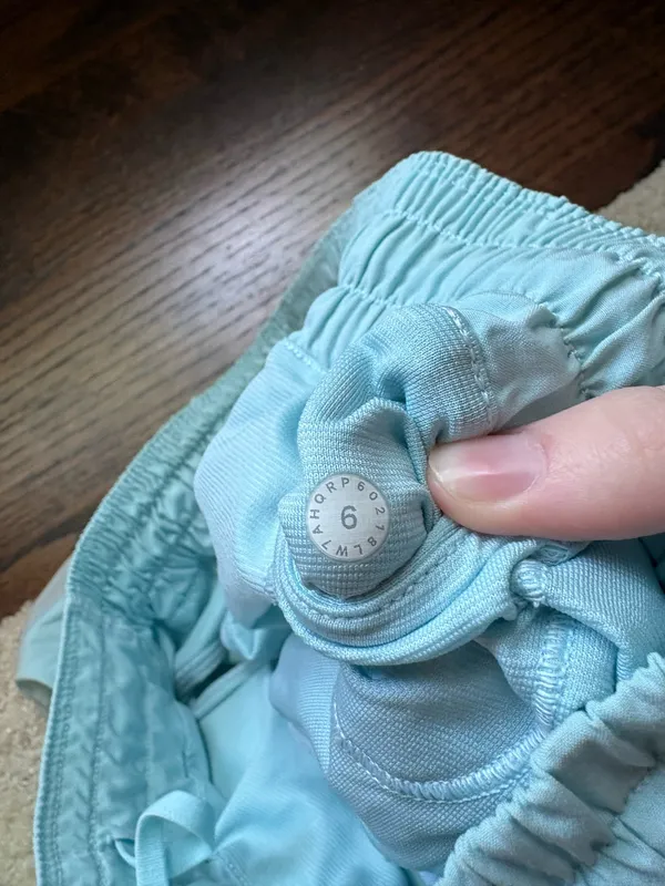 Lululemon Shorts Hotty Hot 2.5" - Image 4