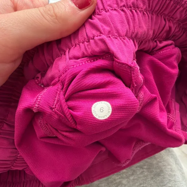 Lululemon Shorts Hotty Hot 2.5" - Image 4