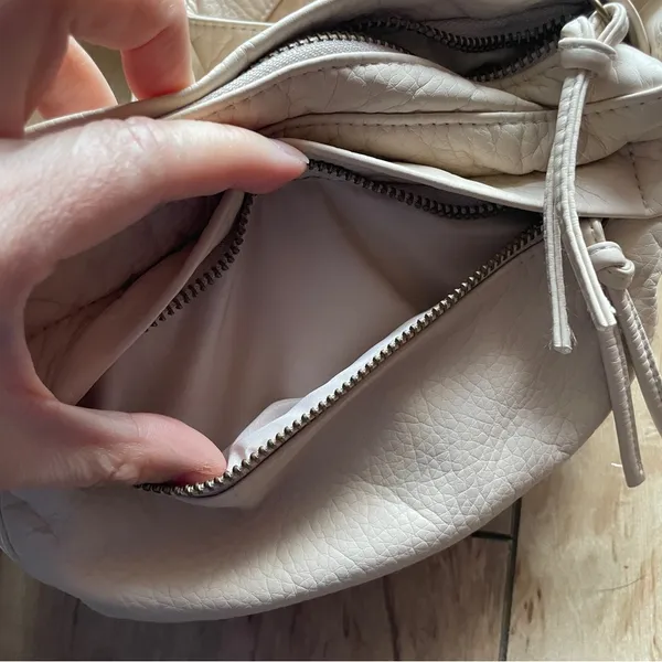 Small cream faux leather cross‎ body bag - Image 6