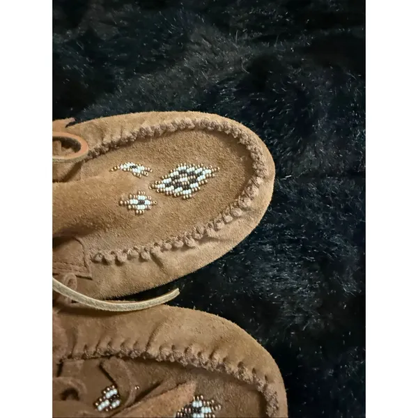 Manitoba Mukluks Harvester Moccasin Suede beaded Size 9 excellent preowned - Image 3