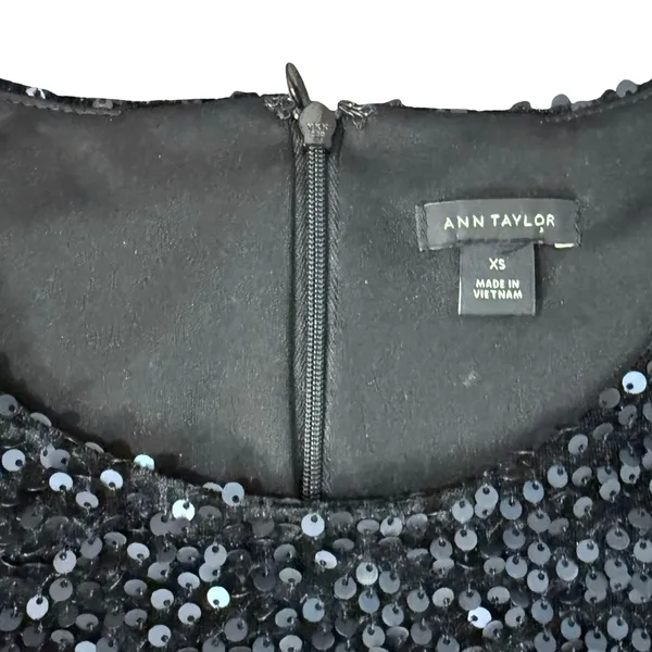 Ann Taylor Black Sequin Short Sleeve Feather Trim Round Neck Shirt Top Size XS - Image 4