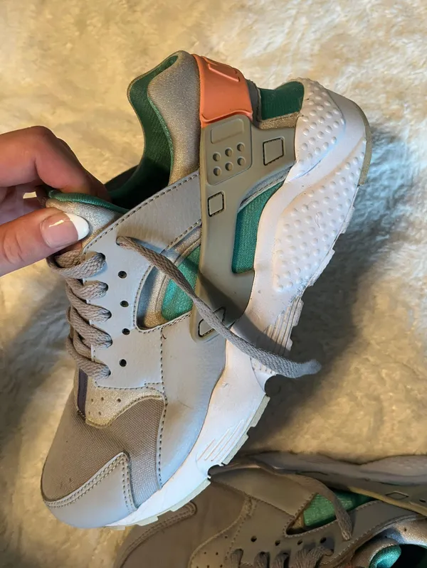 Nike Women’s Huarache Shoes - Image 5
