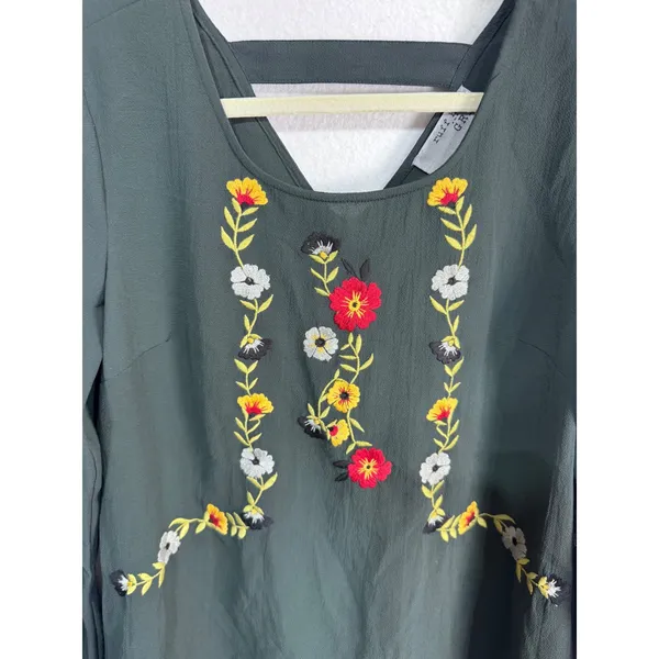 Ruff Hewn Grey Embroidered Floral Boho Blouse‎ Bell Sleeve Women's M New - Image 3