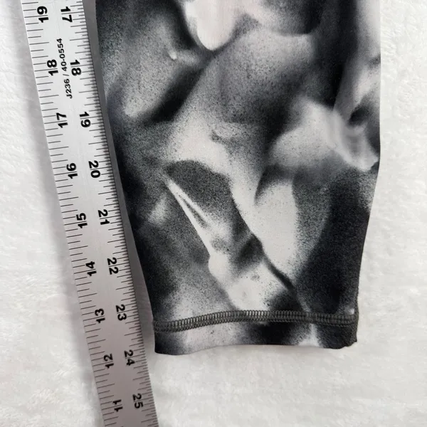 Lululemon High Rise Mesh Panel Leggings Abstract Black White Grey Size 10‎ - Image 5
