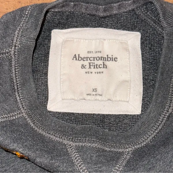 Abercrombie & Fitch Sequins Heart Crewneck Sweatshirt - Image 4