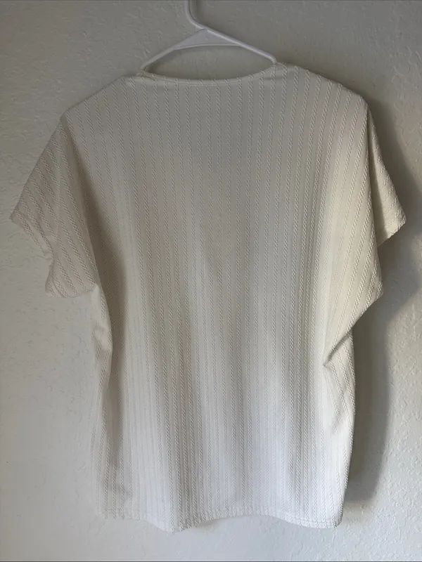 Women’s White Textured V-Neck Short Sleeve Top Size Medium - Image 3