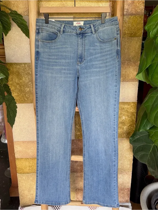 NEW Wrangler Women’s High Rise Bootcut Light Wash Blue Denim Jeans, Size 12x31 - Image 2