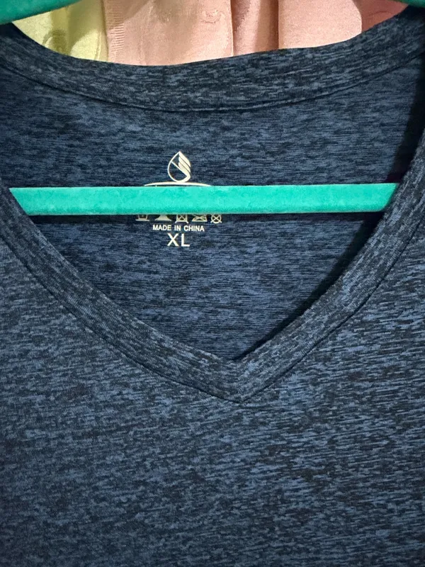 Men's Short Sleeve V-Neck Tee in Heather Navy - Image 2