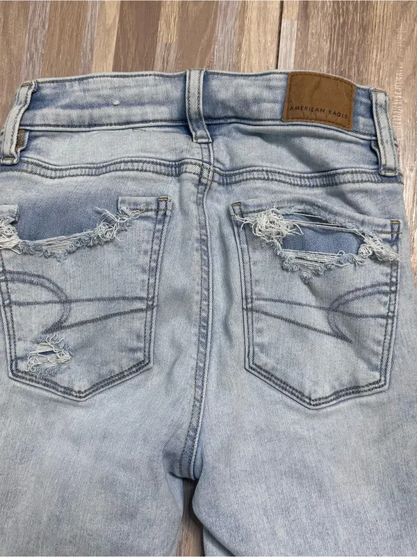American Eagle Women’s Distressed High Rise Light Wash Jeans Size 000 Short - Image 9