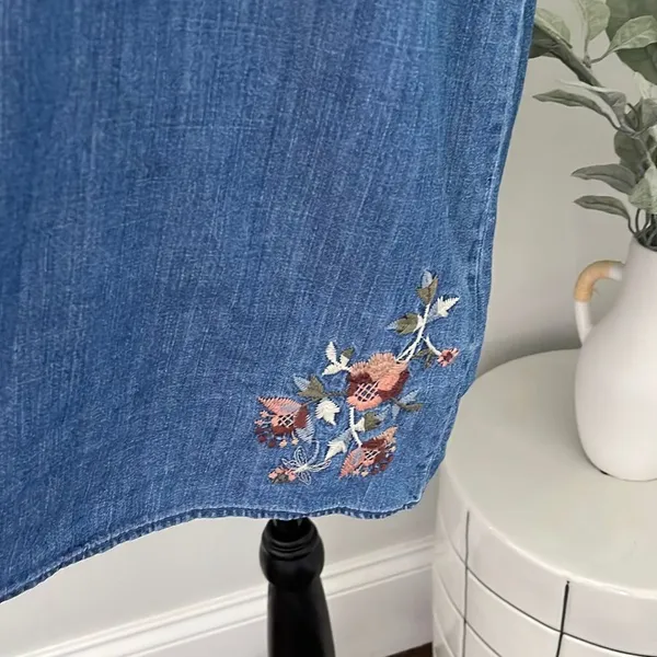 Abercrombie and Fitch Denim Sheath Dress. Size Medium w/embroidered flowers‎ - Image 3