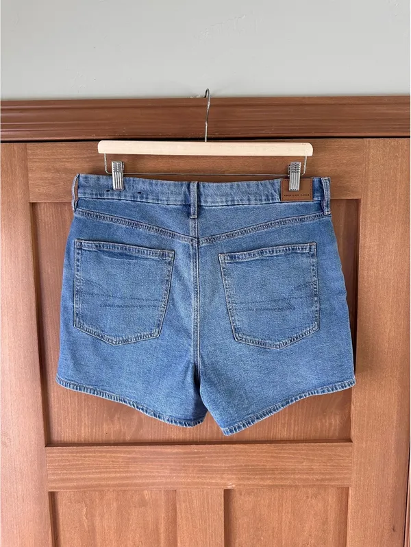 American Eagle Strigid Curvy Relaxed Denim Jean Shorts High Rise Women’s size 14 - Image 4