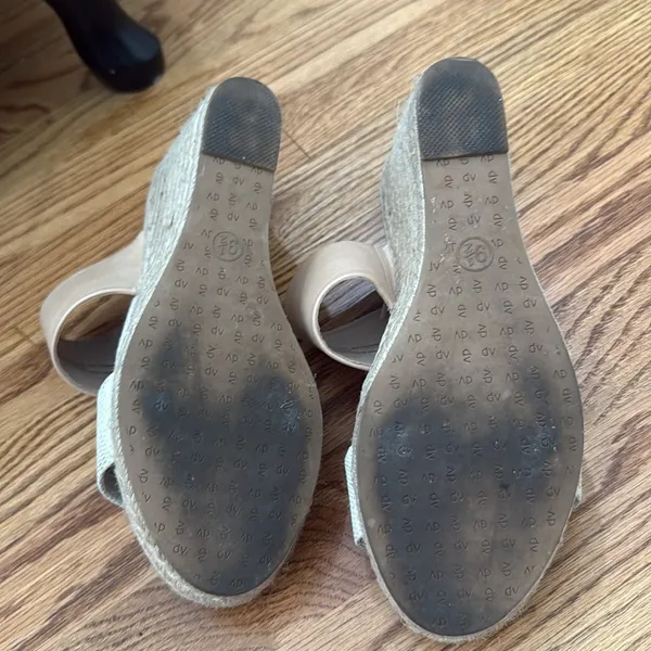 DV by Dolce Vita Tan and Cream wedges size 9.5 - Image 3