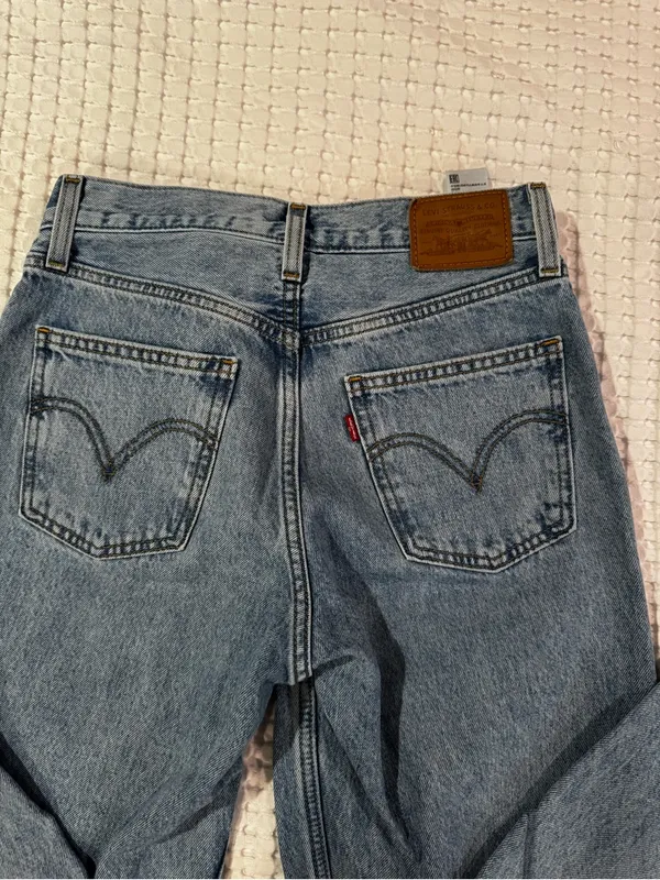 Classic Women’s Levi’s Jeans - Image 6