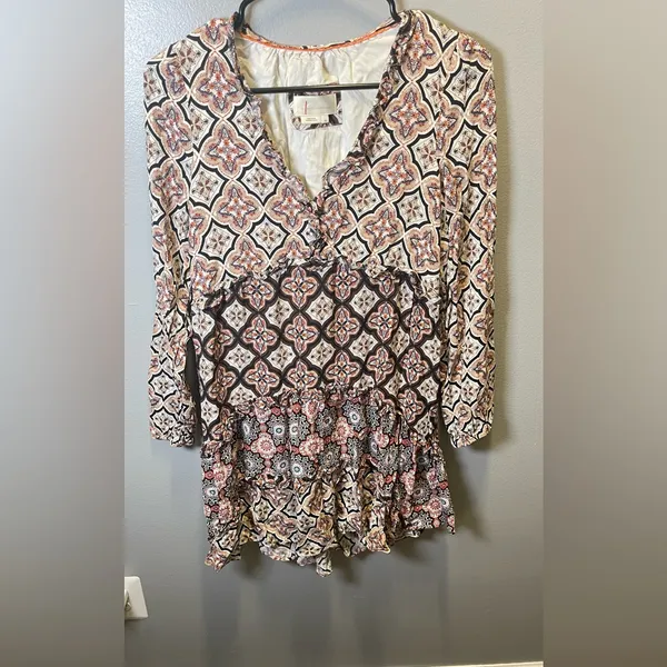 Anthropologie Women’s Tiered V Neck Mini Dress Neutral‎ Motif Size X Small - Image 3