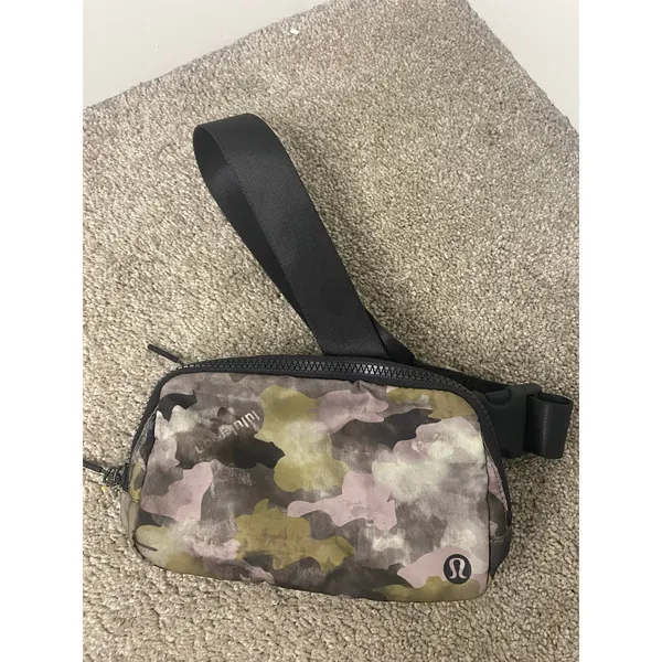 Lululemon Everywhere Belt Bag Heritage Camo Wash 1L Crossbody Discontinued Color - Image 2