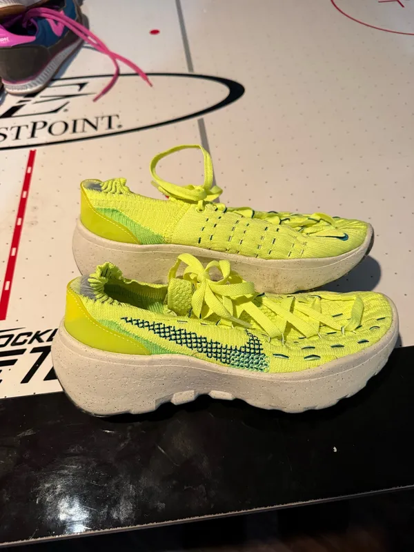 Nike Women’s Space Hippie 04 Sneakers refresh volt - Image 5