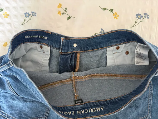 Super High-Waisted Relaxed Denim American Eagle Strigid Shorts - Image 3