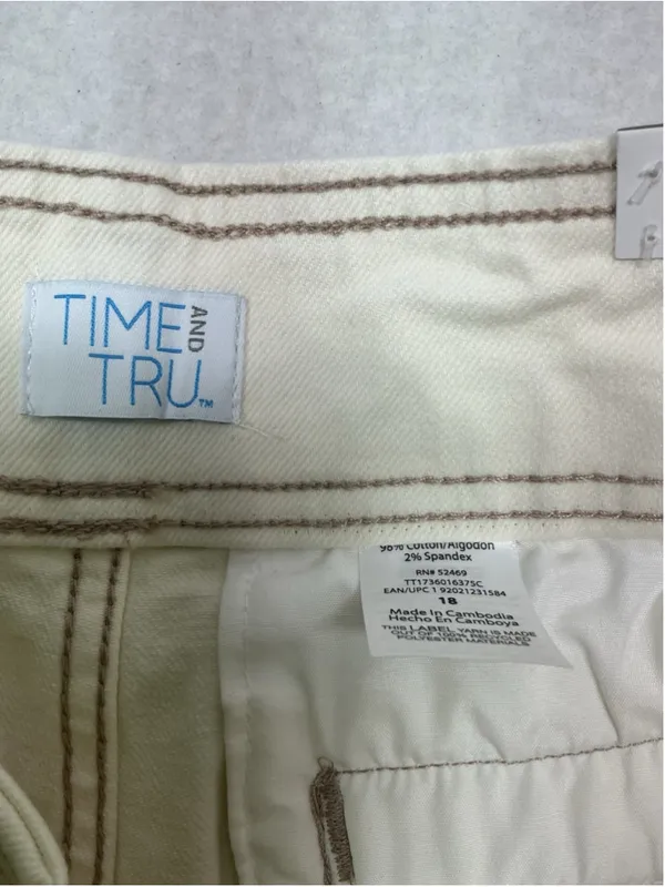 Womans Time and Tru High Rise Pleated Ivory Denim Shorts size 18 waist 37 inches - Image 4