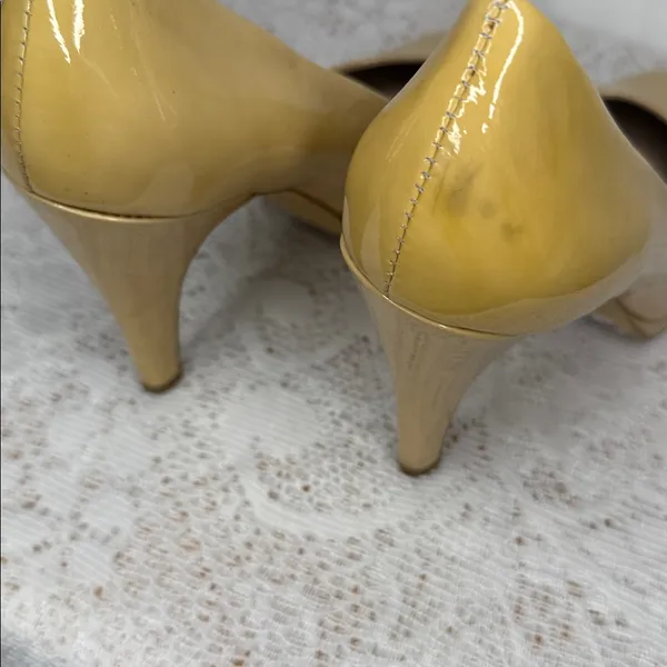 Franco Sarto patent leather cream tan slip on heels - Image 4
